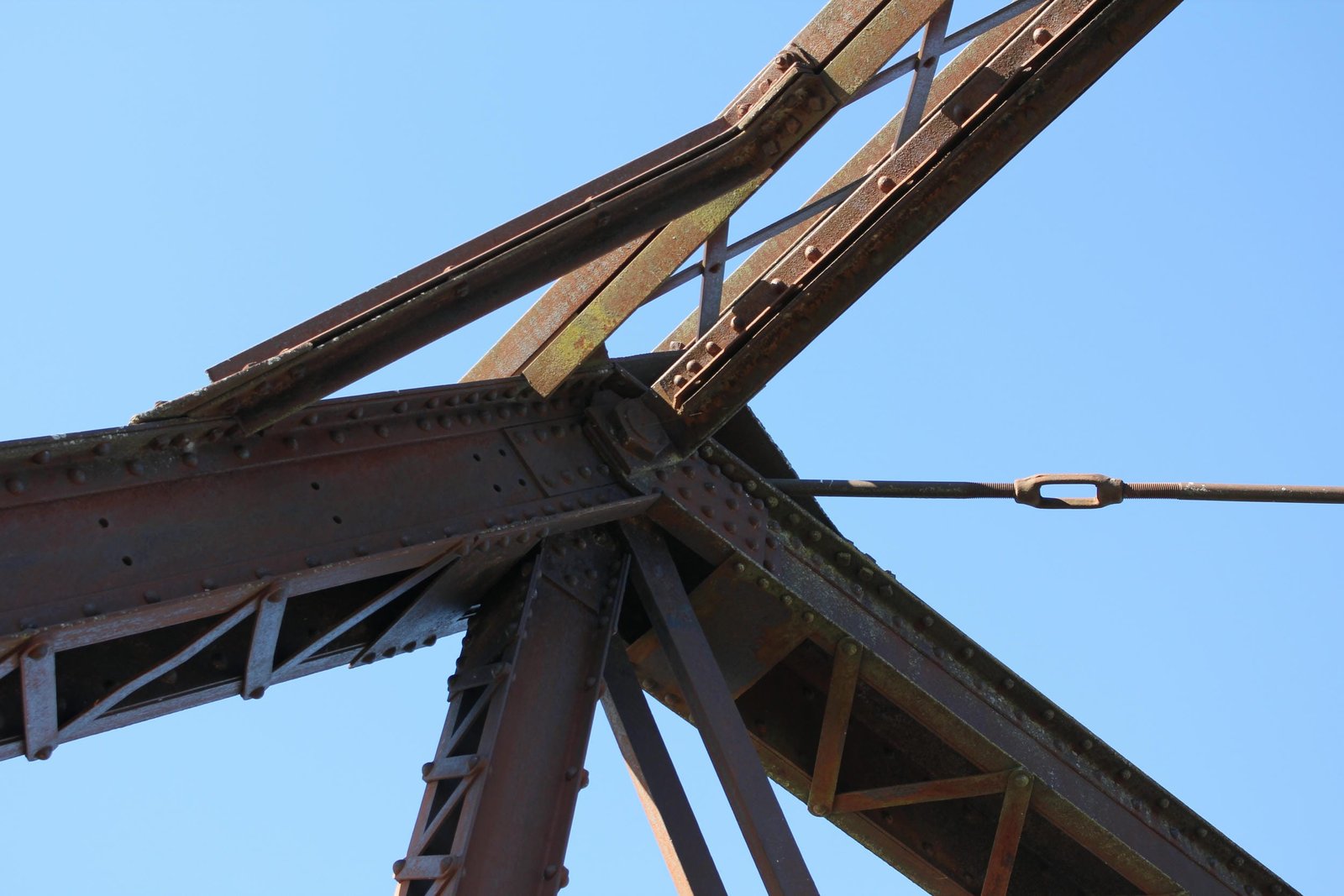 Upper angle connection, center span